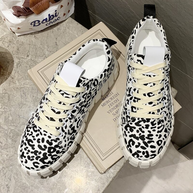 

Leopard Lace-up Skate Shoes, Black and white