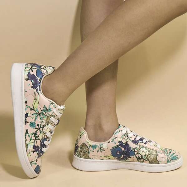 

Lace-up Front Leaves Graphic Skate Shoes, Multicolor