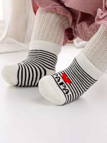 2雙嬰兒字母和心形圖案襪子 - 黑與白 - 查看 3