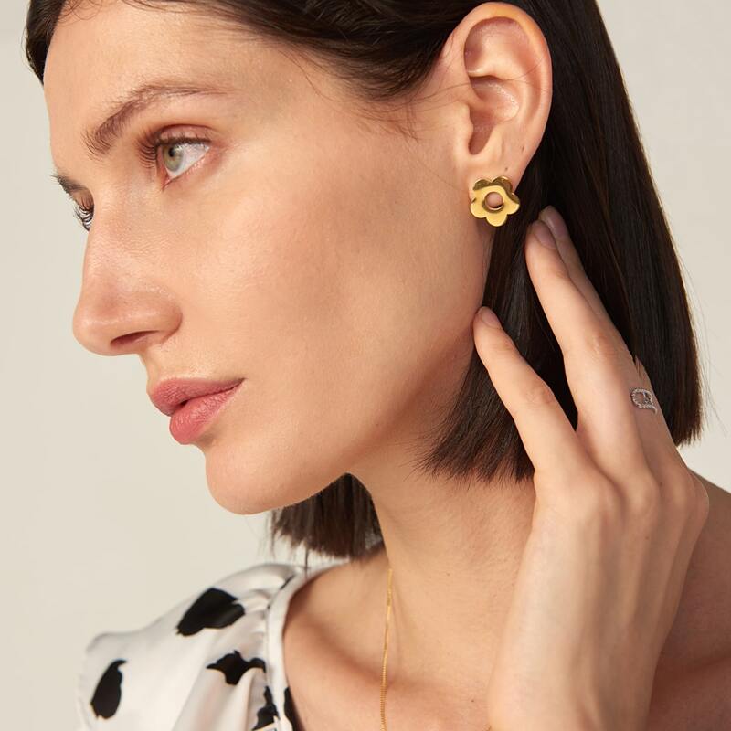 

Flower Design Stud Earrings, Gold