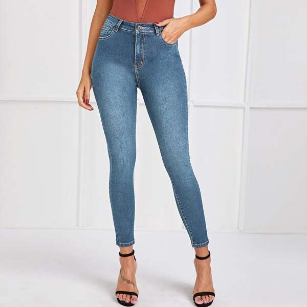 

Curvy Crop Skinny Jeans, Medium wash
