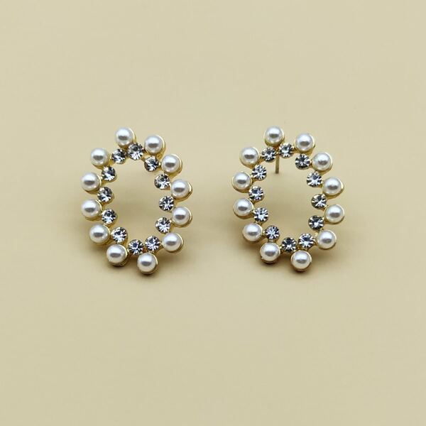 

Faux Pearl & Rhinestone Decor Stud Earrings, White