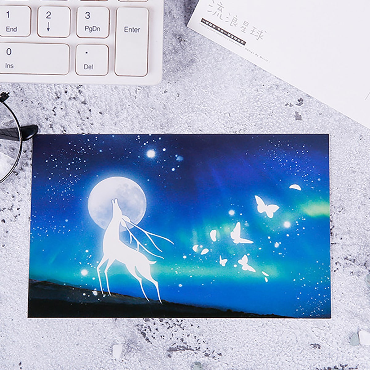 Светодиодная открытка. Неоновые цветы. Открытка со светодиодами. Бабочка на темном фоне. Светящаяся новогодняя открытка.