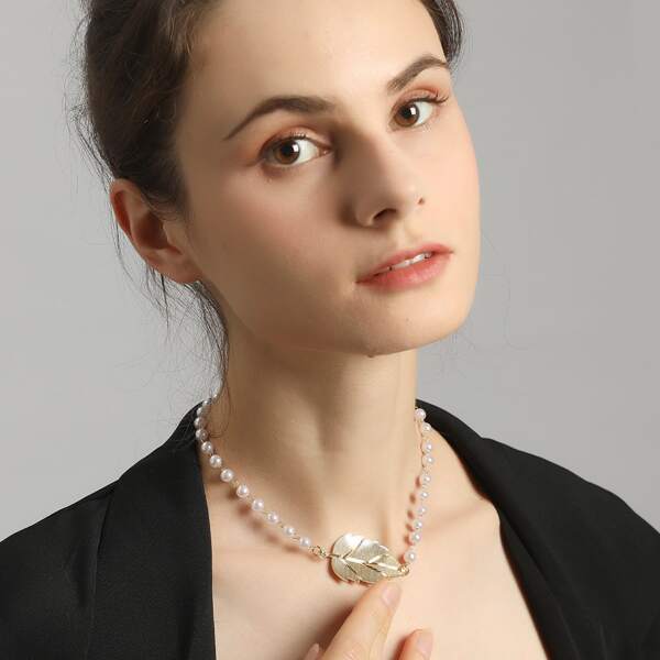 

1pc Leaf & Faux Pearl Decor Necklace, White