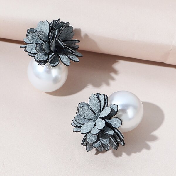 

Flower Decor Faux Pearl Stud Earrings, Grey