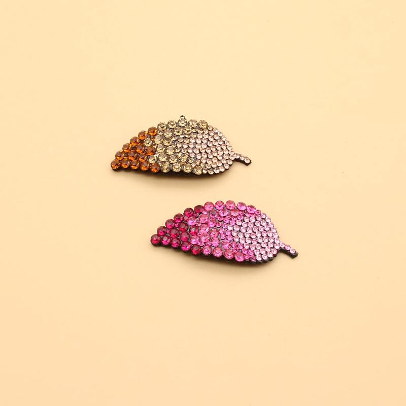 

Random 2pcs Rhinestone Leaf Shaped Hair Clip, Multicolor
