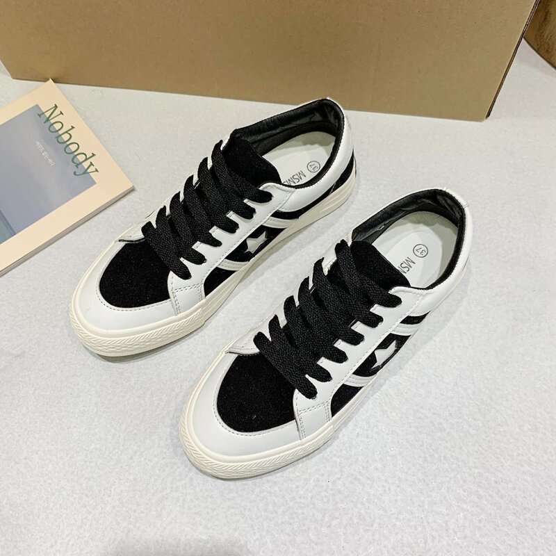 

Star Print Lace-up Skate Shoes, Black and white