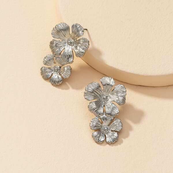 

Textured Flower Design Earrings, Silver