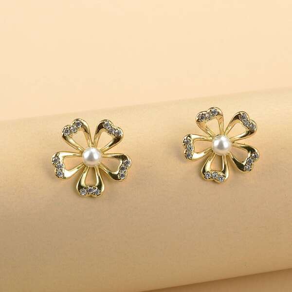 

Faux Pearl Decor Flower Design Stud Earrings, Gold