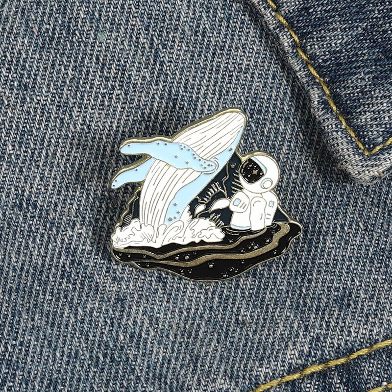 

Astronaut Animal Design Brooch, Multicolor