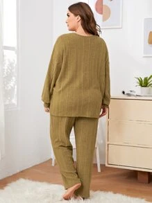 SHEIN طقم بيجامة سروال مع لباس علوي محبوك مضلع ومنخفض الاكتاف مقاس كبير