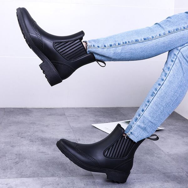 

Round Toe Chelsea Boots, Black