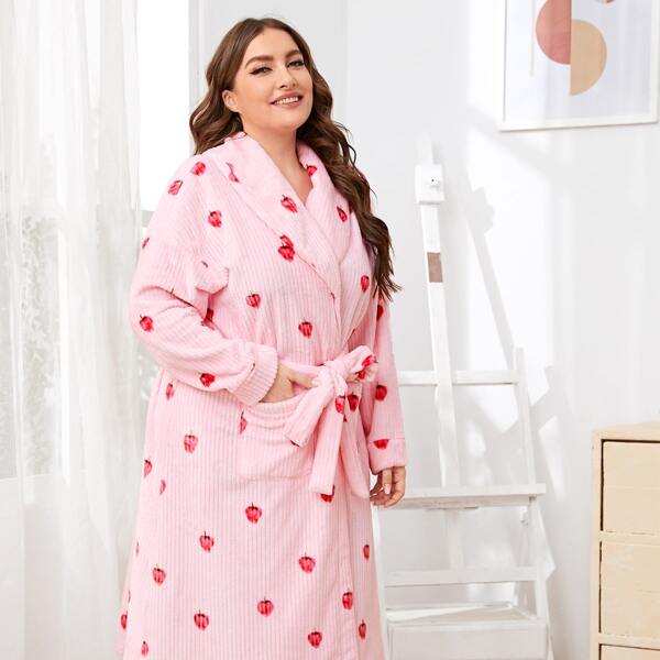 

Plus Self Belted Pocket Front Strawberry Print Robe, Baby pink