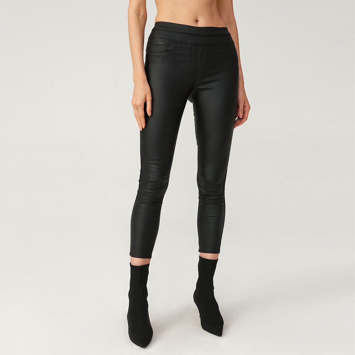 

LEATHER LOOK SLIM-FIT CROPPED JEANS, Black
