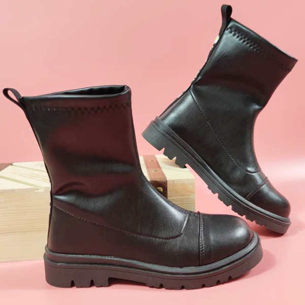 

Minimalist Cap Toe Boots, Black