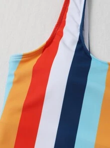 彩色条纹连体泳衣，适合夏季海滩度假