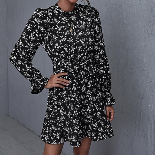 

Bell Sleeve Ruffle Hem Floral Print Dress, Black and white