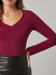 SHEIN BASICS 含棉V領合身素色T恤 - 紫紅色 - 查看 4