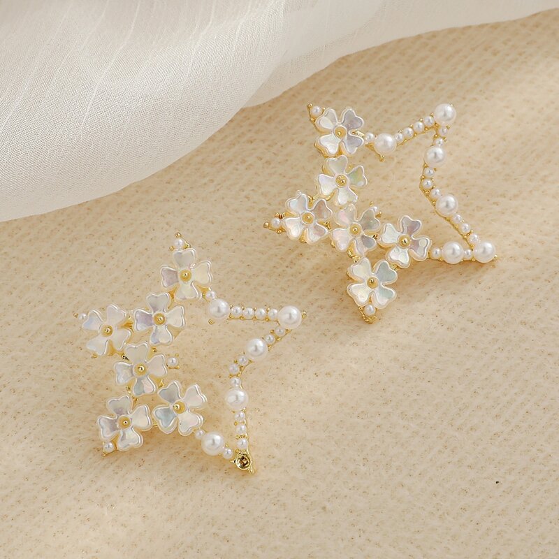 

Faux Pearl Decor Star Design Stud Earrings, White