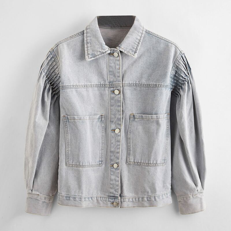 

Drop Shoulder Patch Pocket Pleated Detail Denim Jacket, Light wash