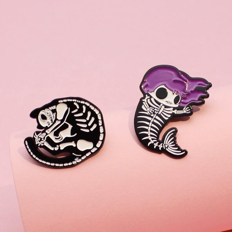 

2pcs Skeleton Design Brooch, Multicolor