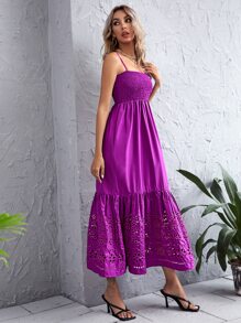 Vestido de tirantes bajo fruncido con bordado de ojal fruncido