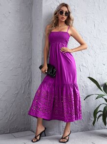 Vestido de tirantes bajo fruncido con bordado de ojal fruncido