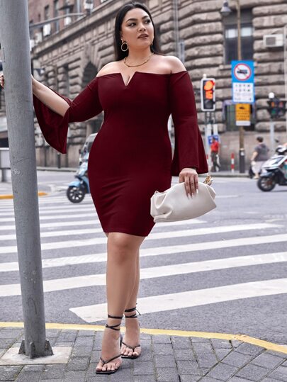 فستان مقاس كبير باكمام مشقوق ومكشوف الكتف مع قص V