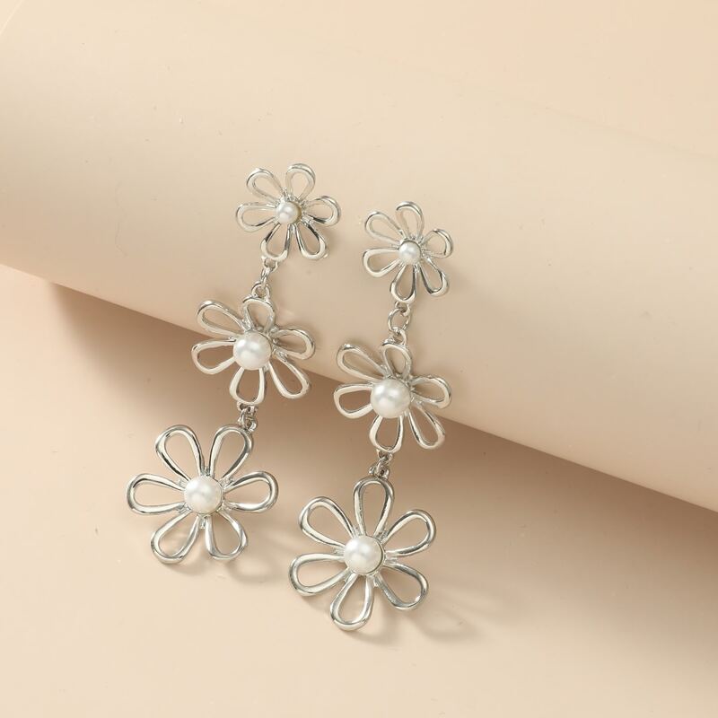 

Faux Pearl Decor Triple Flower Earrings, Silver