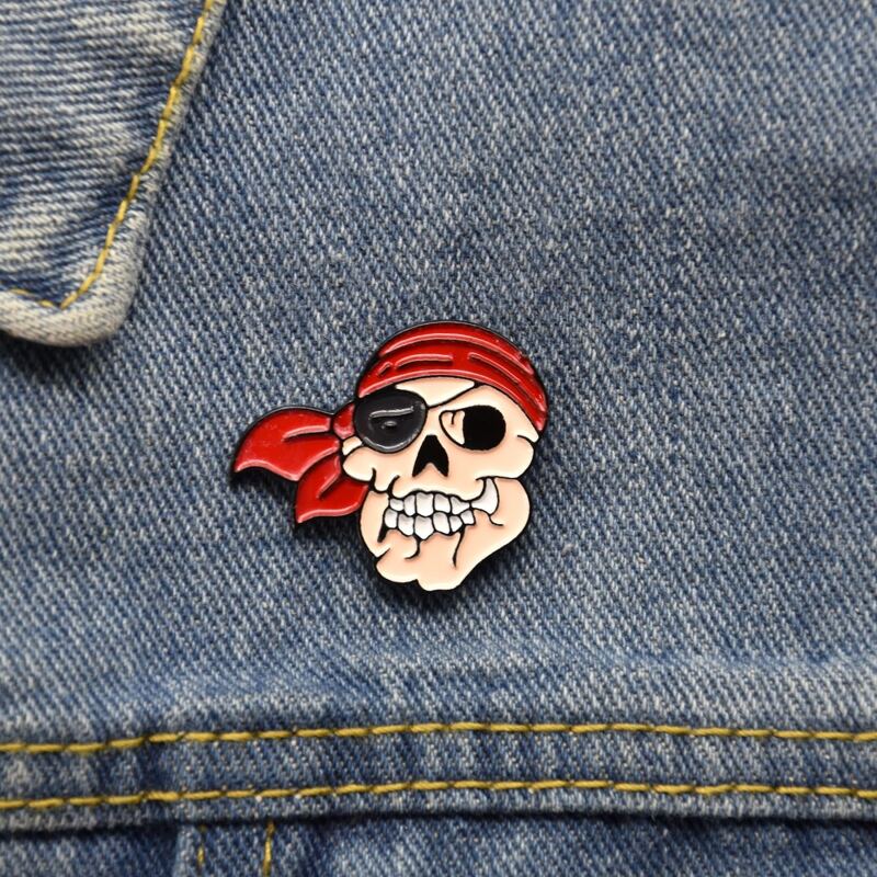 

Skull Design Brooch, Multicolor