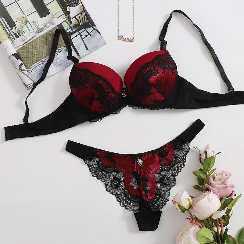 

Floral Lace Underwire Lingerie Set, Multicolor