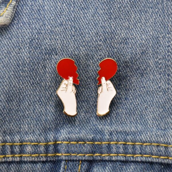 

2pcs Heart Design Brooch, Multicolor
