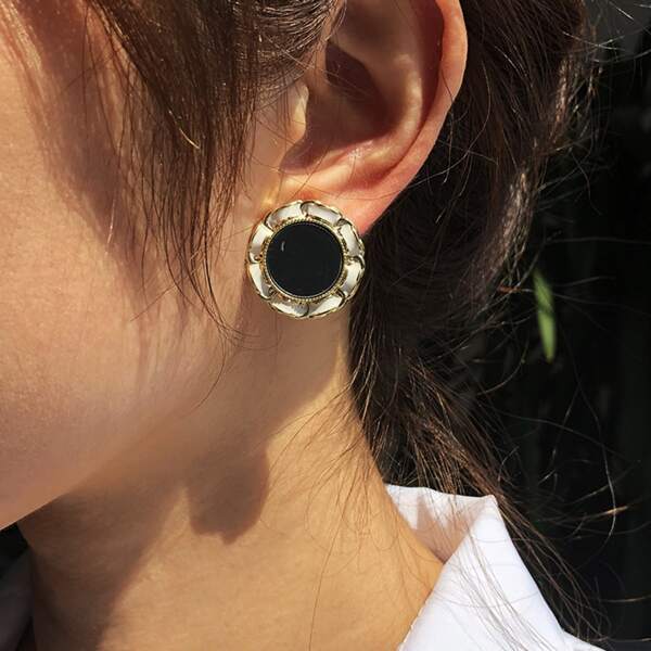 

Round Design Stud Earrings, Black