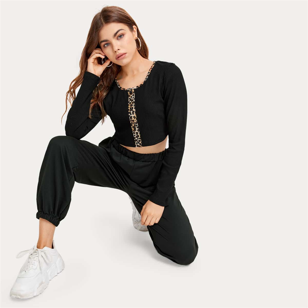 

Contrast Leopard Crop Tee & Solid Sweatpants, Black