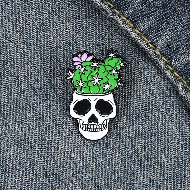 

Skull Design Brooch, Multicolor
