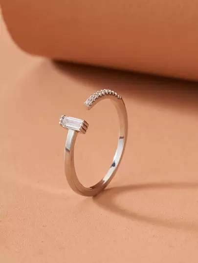 خاتم ملفوف بديكور حجر الراين