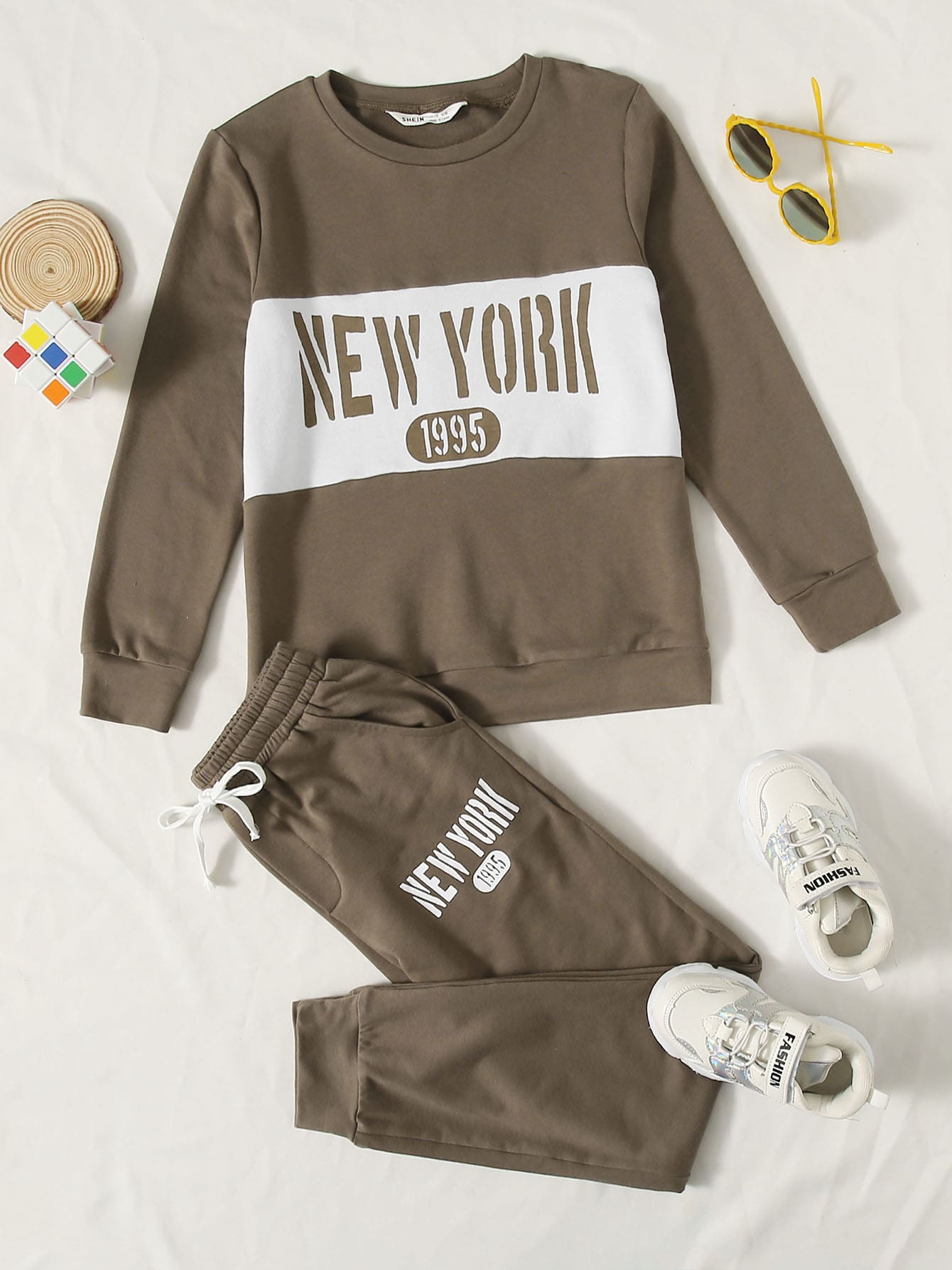 SHEIN 男孩字母圖案套頭衫和抽繩運動褲套裝 - 咖啡棕 - 查看 1