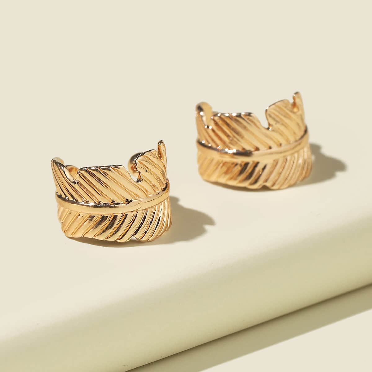 

2pcs Ribbed Metal Ear Cuff, Gold