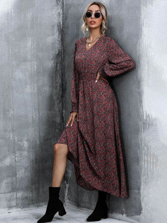 فستان بحافة واسع وبعنق V مزهر