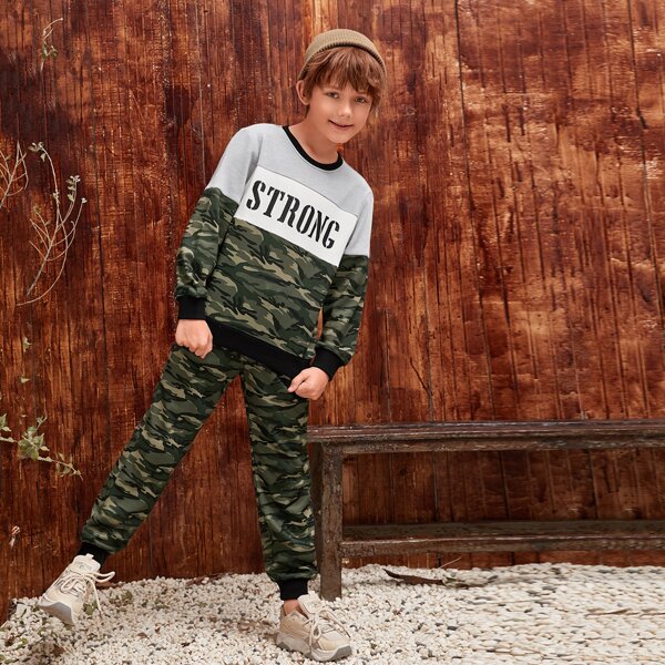 

Boys Letter Graphic Camo Panel Pullover & Joggers Set, Multicolor