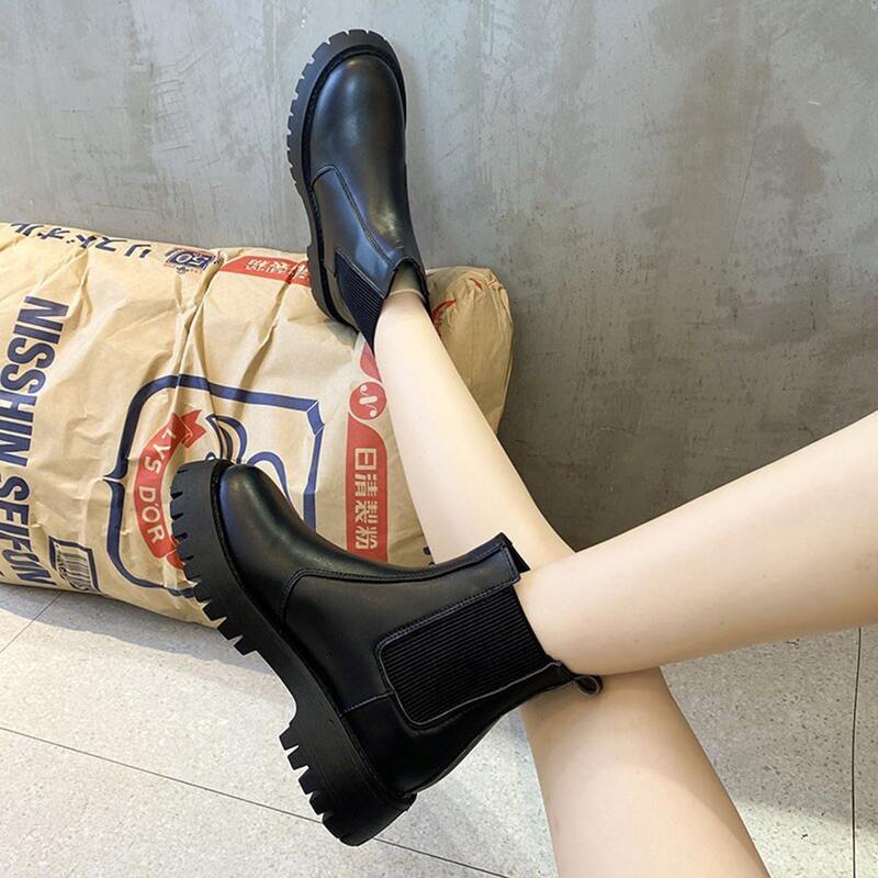 

Minimalist Chelsea Boots, Black