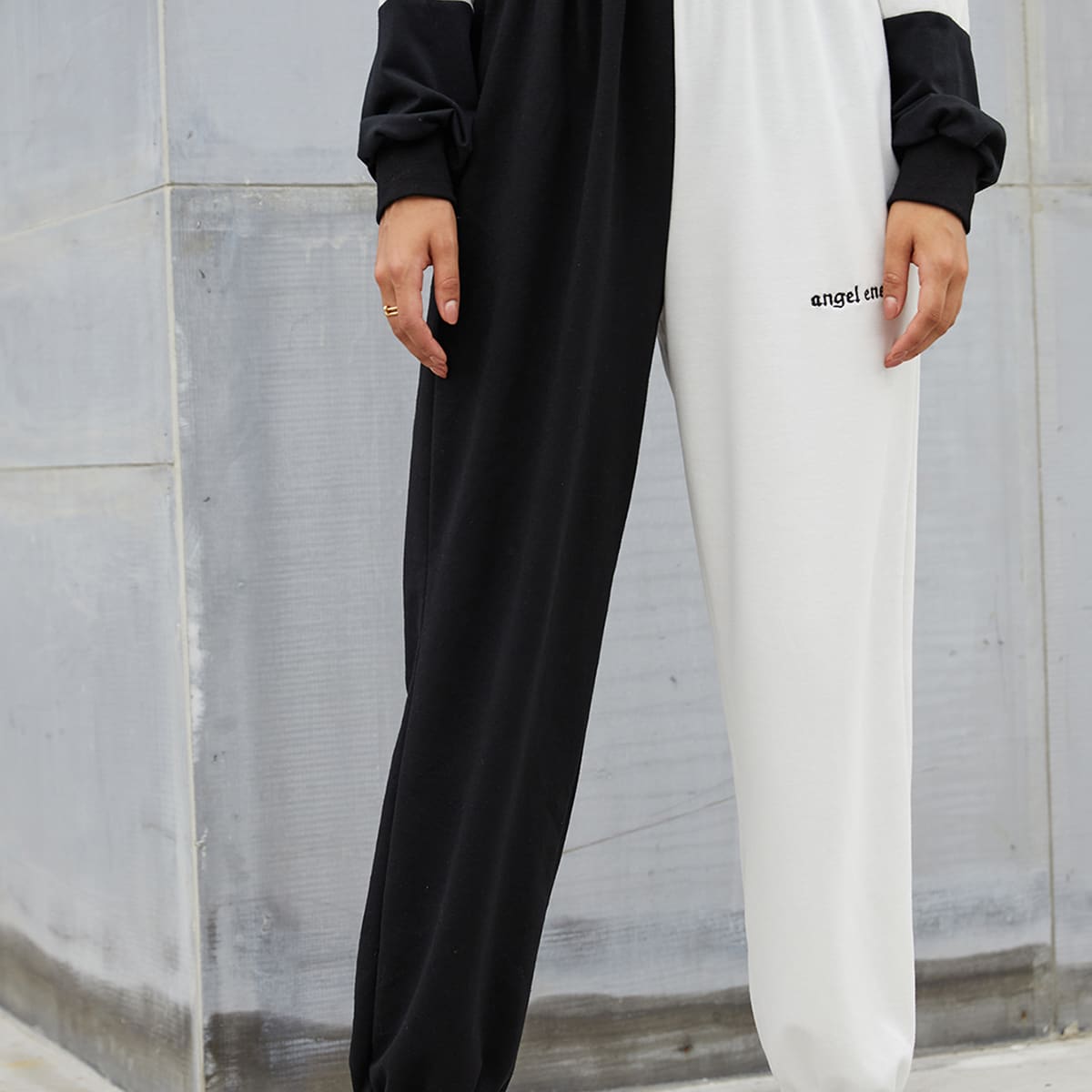 

Two Tone Letter Embroidery Sweatpants, Black and white