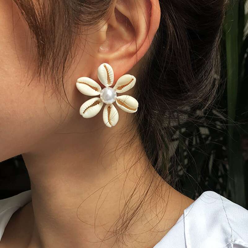

Shell Decor Stud Earrings, White