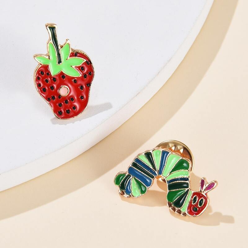 

2pcs Caterpillar & Strawberry Design Brooch, Multicolor