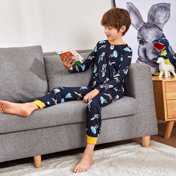 

Boys Graphic Print Contrast Neck Tee and Pants PJ Set, Multicolor