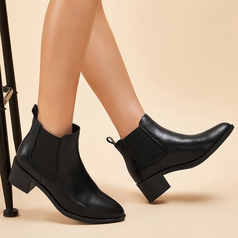 

Minimalist Chelsea Boots, Black