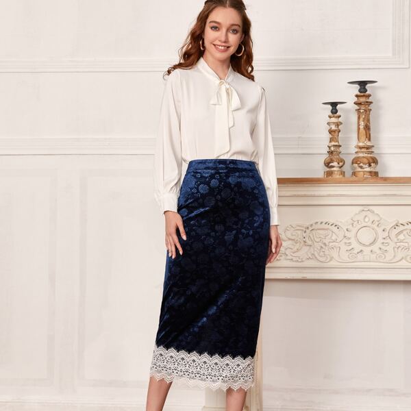 

Contrast Lace Hem Velvet Skirt, Navy blue
