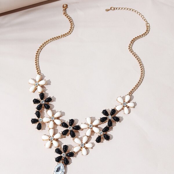 

Rhinestone Flower Decor Necklace, Black and white