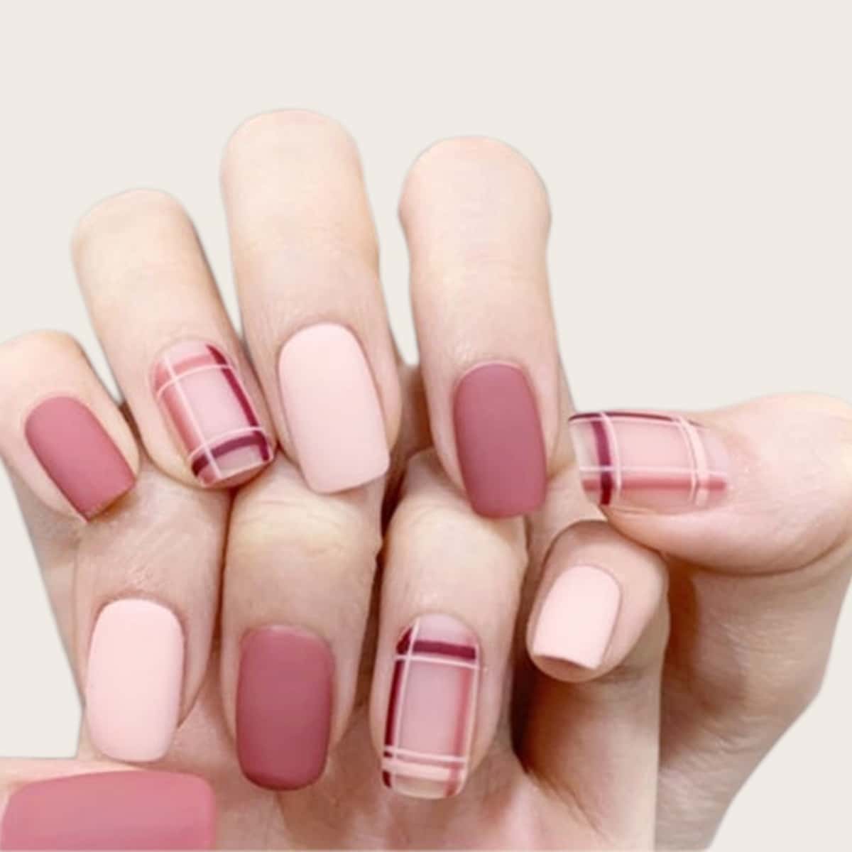 

24pcs Plaid Fake Nail & 1sheet Tape, Multicolor