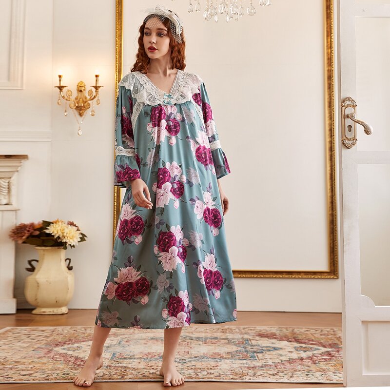 

Lace Panel Floral Print Nightdress, Multicolor